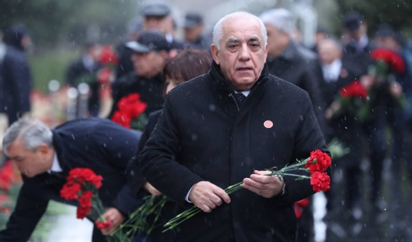 Azərbaycan rəsmiləri 20 Yanvar faciəsi qurbanlarını yad edib