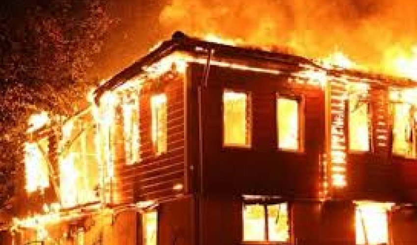 Yevlaxda beşotaqlı ev yanıb