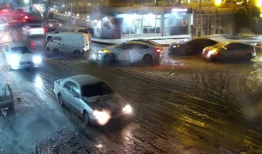 Bakıda qarlı hava səbəbindən bəzi küçələrdə nəqliyyatın hərəkəti çətinləşib