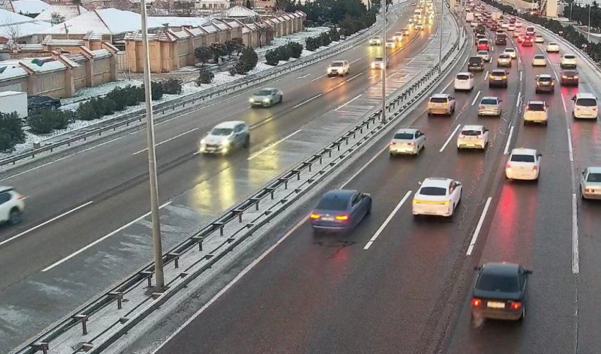 Aeroport şosesində yolun buz bağlaması nəqliyyatın hərəkətini çətinləşdirdi - NİİM