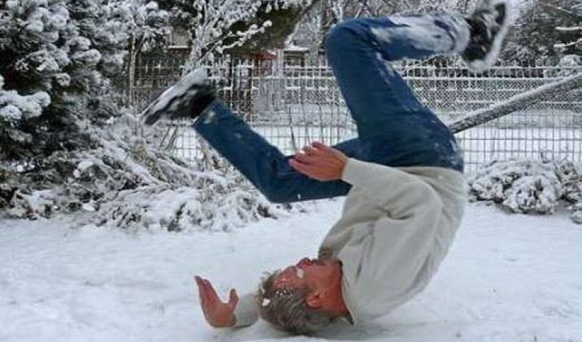 Son bir gündə 15 nəfər şaxtalı havada yıxılıb - Rəsmi