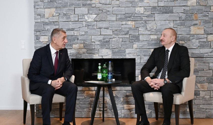 
İlham Əliyev Çexiyanın Baş naziri ilə görüşüb
