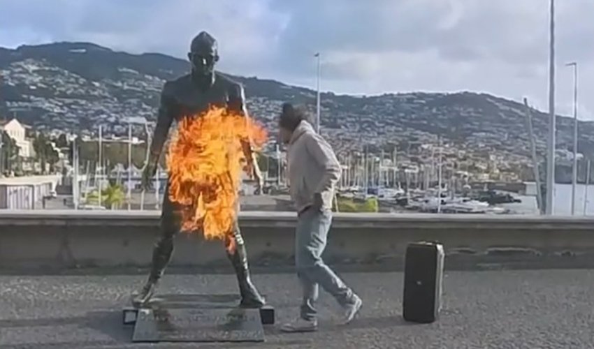 Ronaldonun heykəlini yandırıblar
