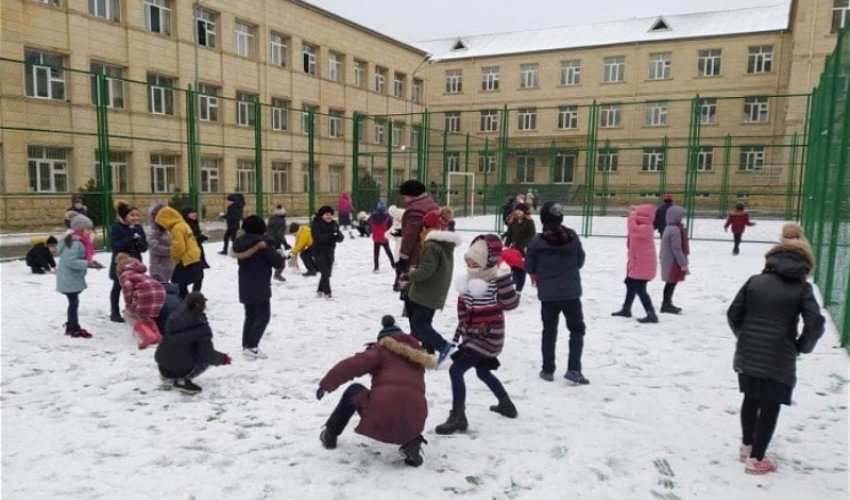 Hava şəraiti ilə bağlı məktəblərdə dərslərin dayandırılması məsələsinə aydınlıq gətirilib