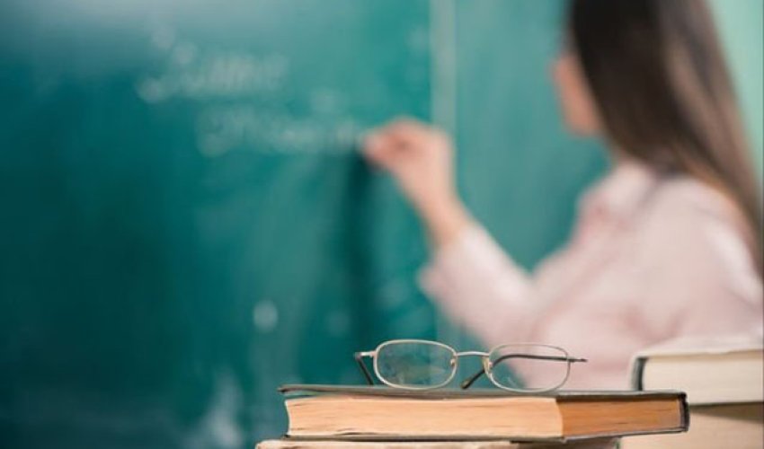 Sosial şəbəkələrdə uyğunsuz görüntüləri yayılan müəllim işdən çıxarılıb