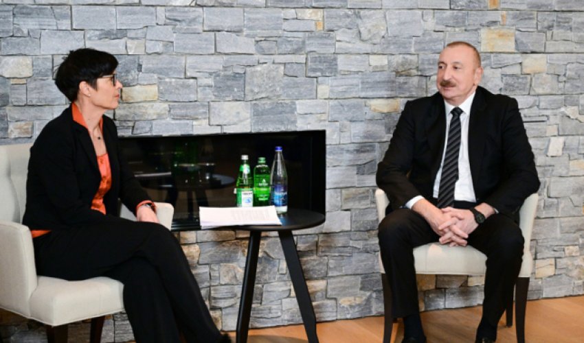 Prezident Davosda Avropa İttifaqının Genişlənmə üzrə komissarı ilə görüşüb