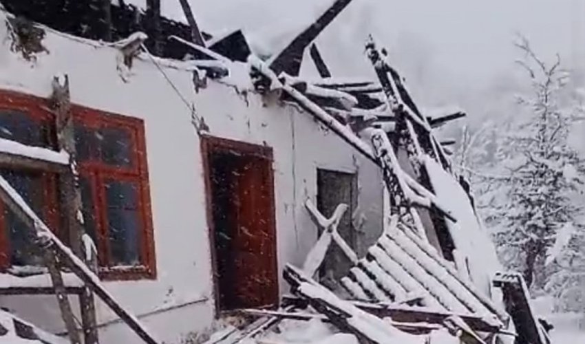 
Lerikdə güclü qar evin dam örtüyünü uçurub