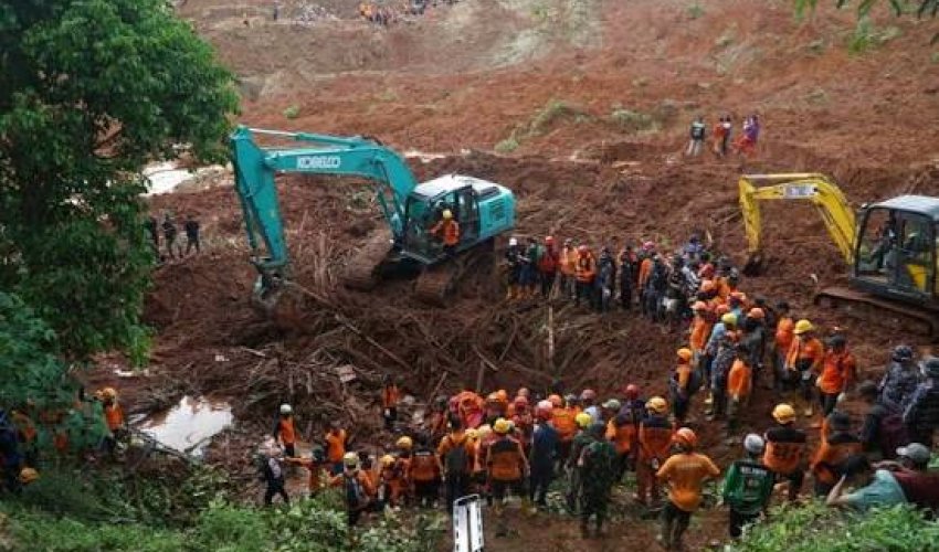 В результате оползня в Индонезии погибли семь человек, свыше 80 пропали без вести