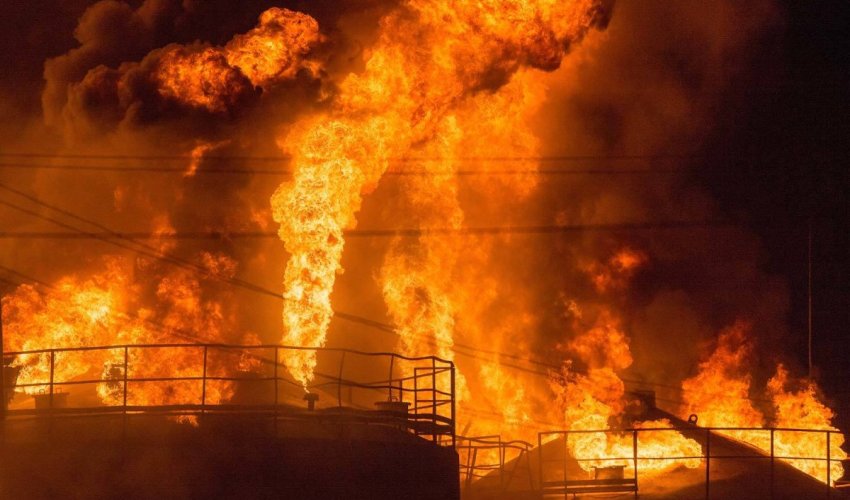 Российскую нефтебазу не могут потушить