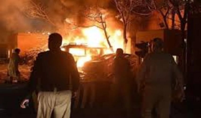 Pakistanda hotel yanıb, ölənlər var