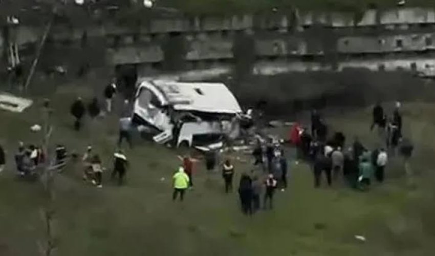 В Мьянме 12 артистов театра погибли при падении автобуса в овраг