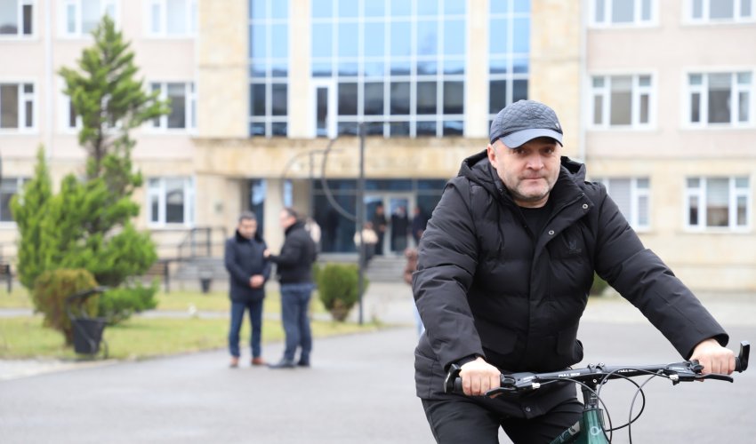 Nazir LDU tələbələrinə velosiped hədiyyə edib - Fotolar