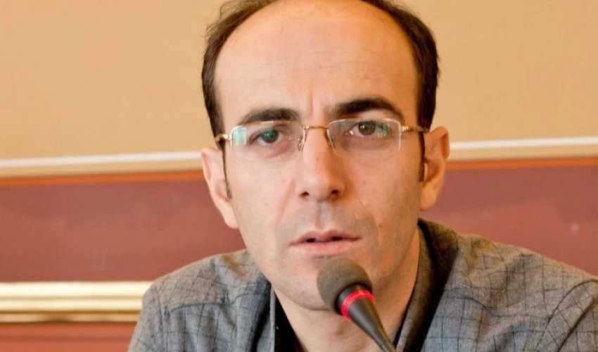 Detained journalist allowed to attend his mother&rsquo;s funeral