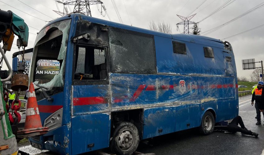 İstanbulda məhkumları daşıyan avtobus aşıb, 19 nəfər yaralanıb