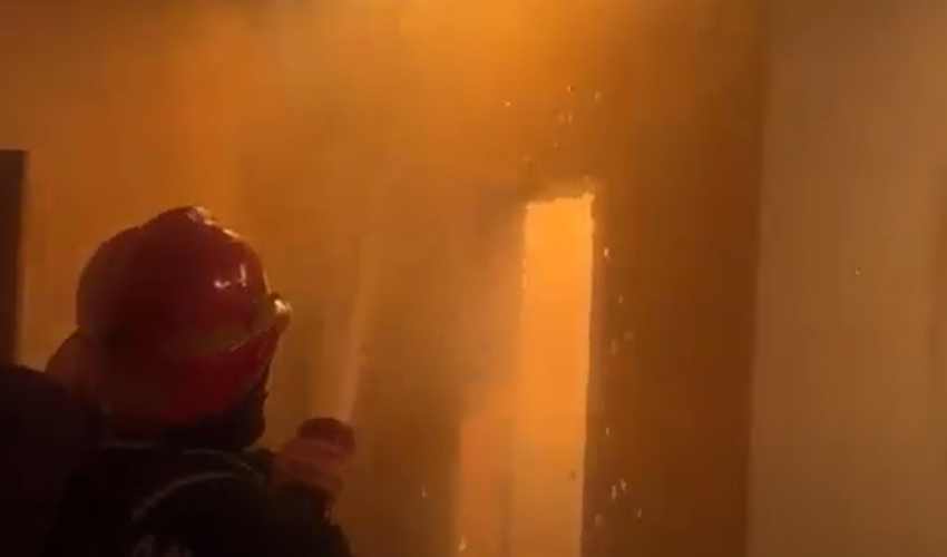 Sumqayıtda ev yanıb