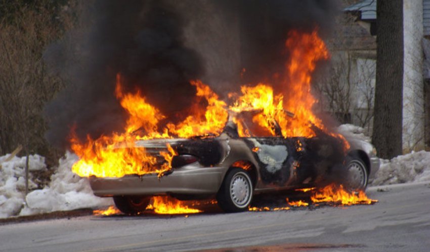 Bakıda &ldquo;Mercedes&rdquo; markalı minik avtomobili yanıb