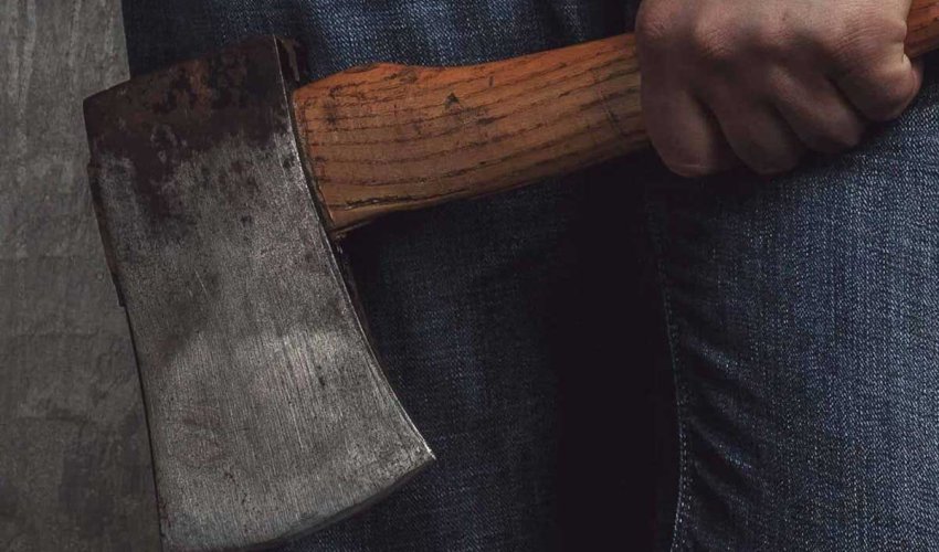 В Азербайджане мужчина напал с топором на детей