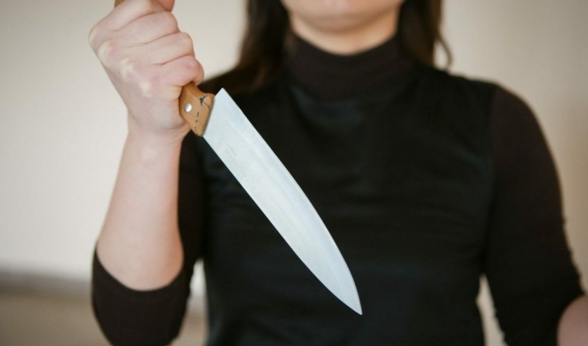 В Баку девочка-подросток ударила ножом отца за избиение матери