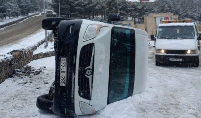 Qusarda mikroavtobus aşıb, 2 nəfər xəsarət alıb