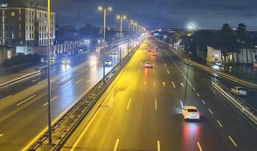 В Баку на ряде магистралей из-за непогоды снижен скоростной режим