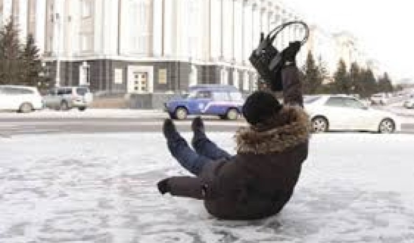 Küləkli havada Bakıda 5 nəfər xəstəxanaya yerləşdirilib, 1 nəfər ölüb