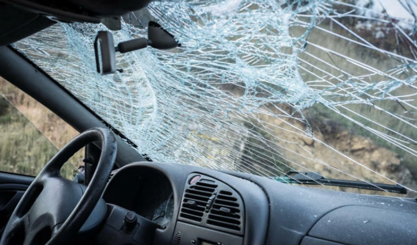 В Шамкире автомобиль врезался в дерево, есть пострадавшие