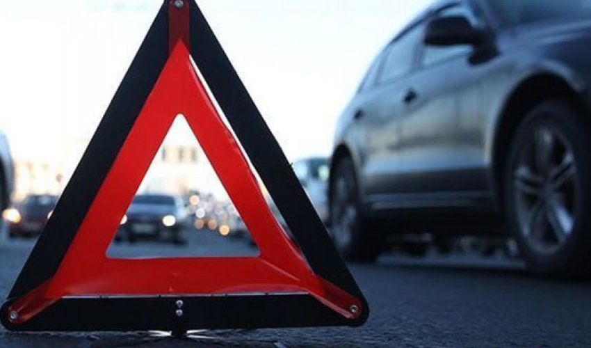 Şəmkirdə minik avtomobili ağaca çırpılıb, ölən və xəsarət alanlar var