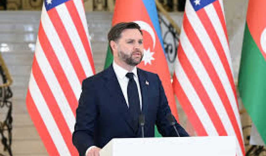 Vens xanımı ilə Şəhidlər Xiyabanını ziyarət edib