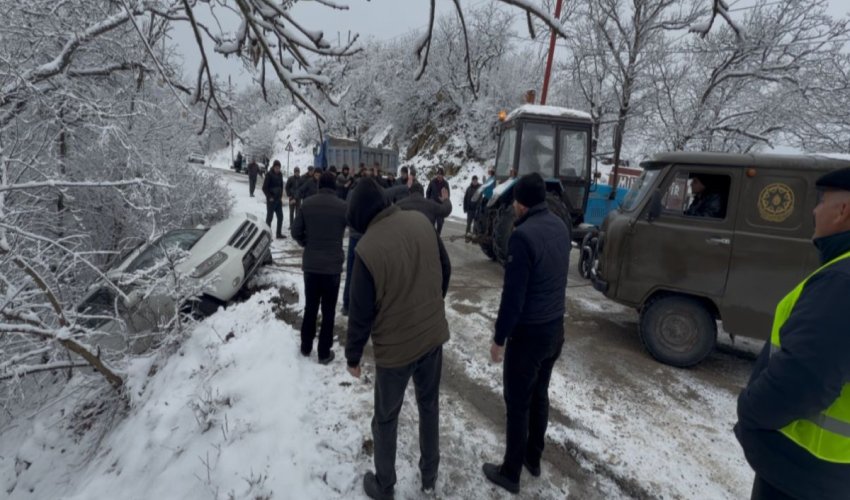 
Ağsu aşırımında buz bağlayan yolda iki avtomobil aşıb