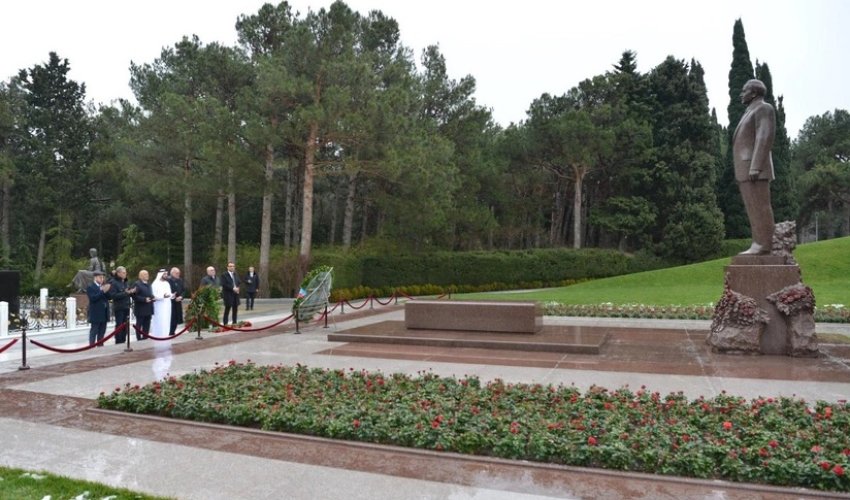 Ərəb Parlamentinin prezidenti Fəxri xiyabanı və Zəfər parkını ziyarət edib