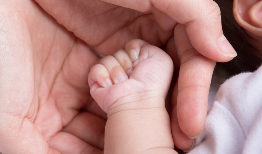 Gəncədə ana 40 günlük körpəsindən imtina edib