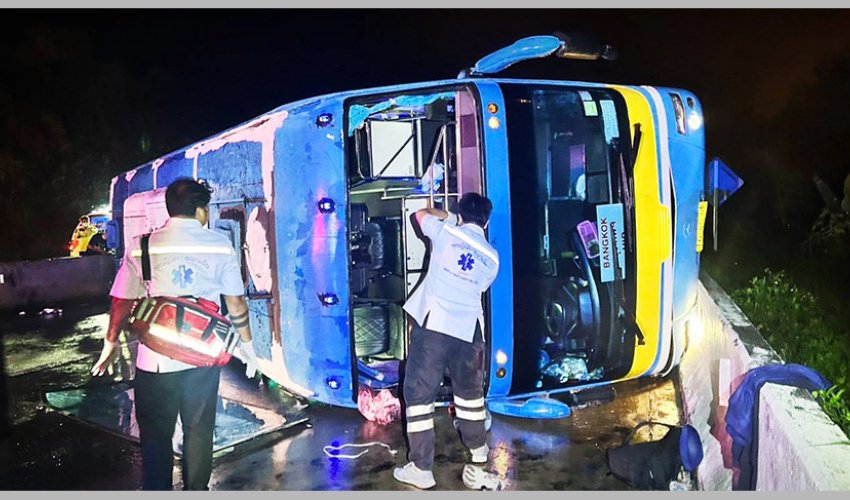 В Таиланде более 40 человек пострадали из-за опрокидывания автобуса