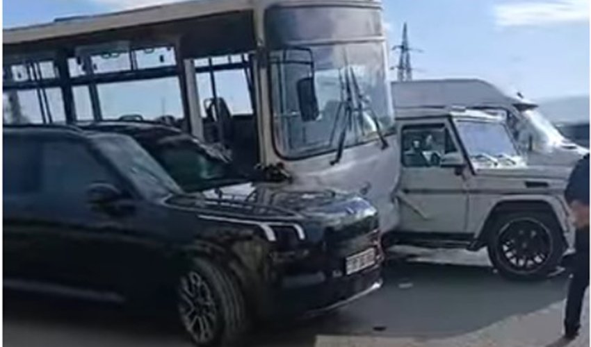 Bakı-Sumqayıt yolunda marşrut avtobusu ilə iki avtomobil toqquşub - Video