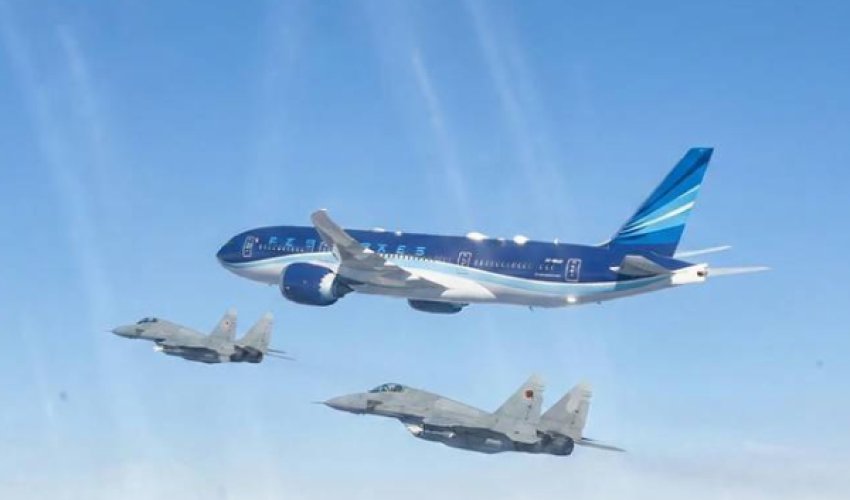 Сербские истребители сопровождают самолет Ильхама Алиева
