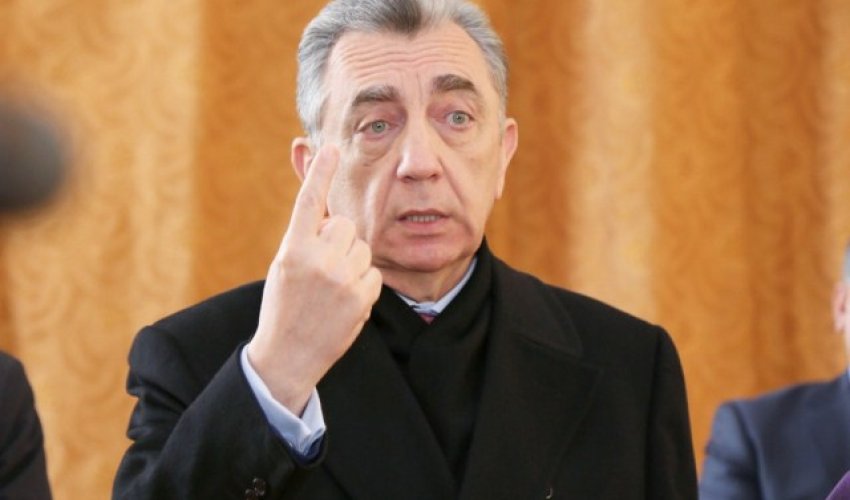 Eldar Əzizov 3 icra başçısını kəskin tənqid edib