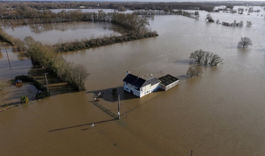 На западе Франции объявлен красный уровень угрозы наводнений