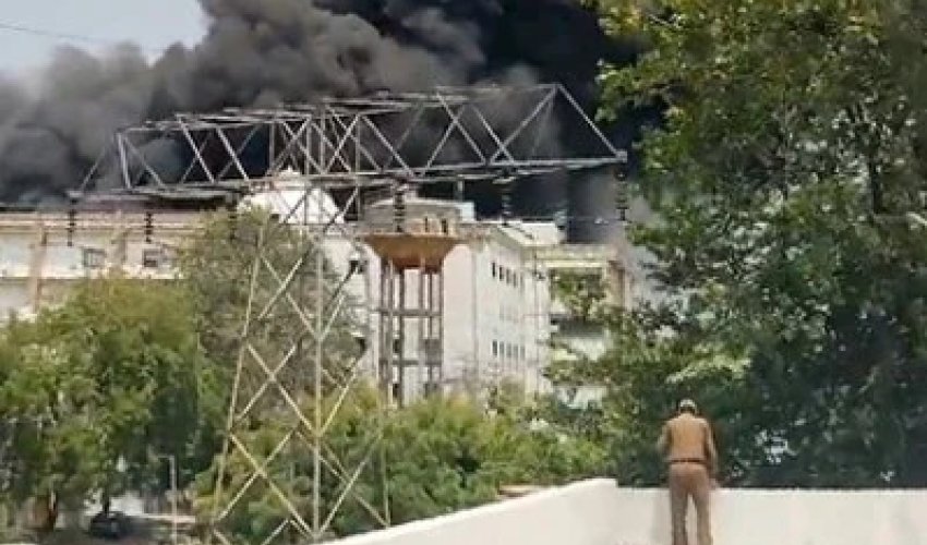 Bоенный самолёт разбился во время ночного учебного полёта в иране, один пилот погиб