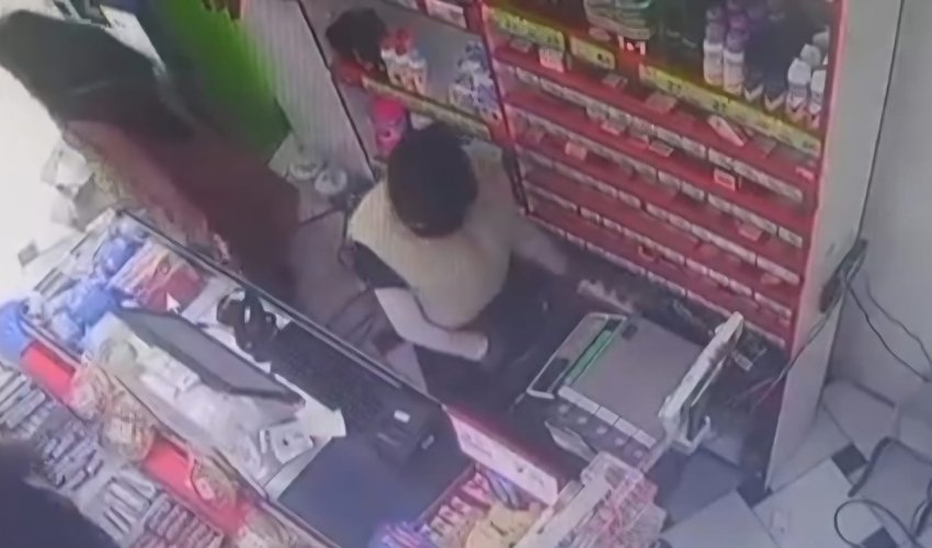 Bir neçə qadın mağazaya hücum edərək siqaret oğurlayıb - Video