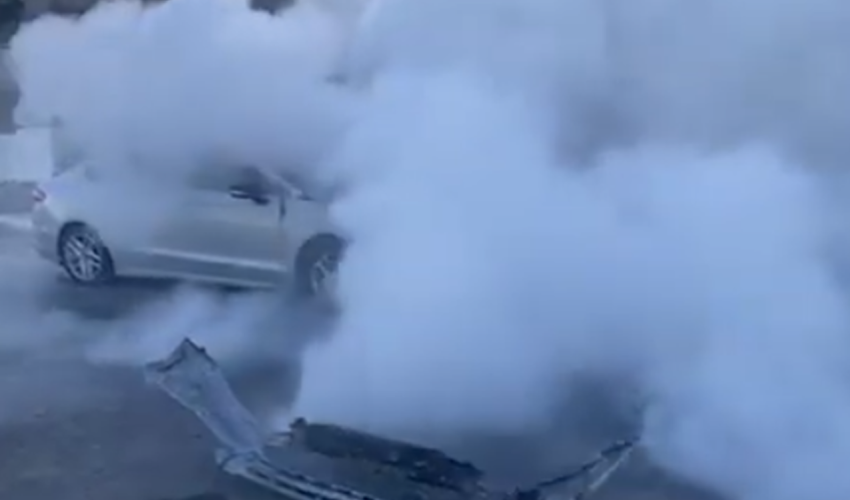 Badamdarda maşın yandı - Video