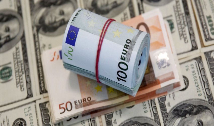 Официальные курсы валют в Азербайджане: доллар стабилен, евро вырос