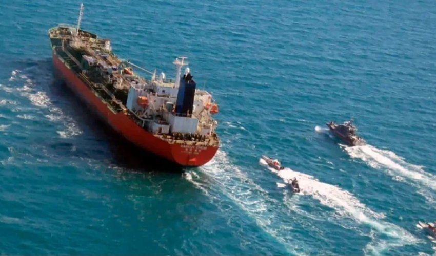 İran Hörmüz boğazını bağladığını elan edib