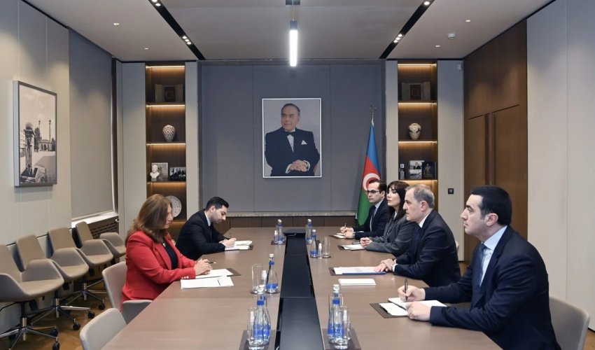 Kolumbiyanın yeni səfiri etimadnaməsinin surətini Ceyhun Bayramova təqdim edib