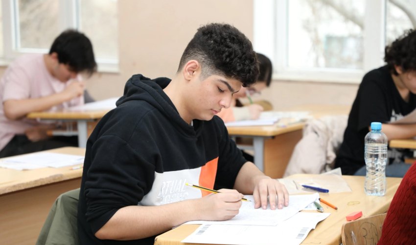 Tam orta təhsil səviyyəsi üzrə buraxılış imtahanı keçirilib