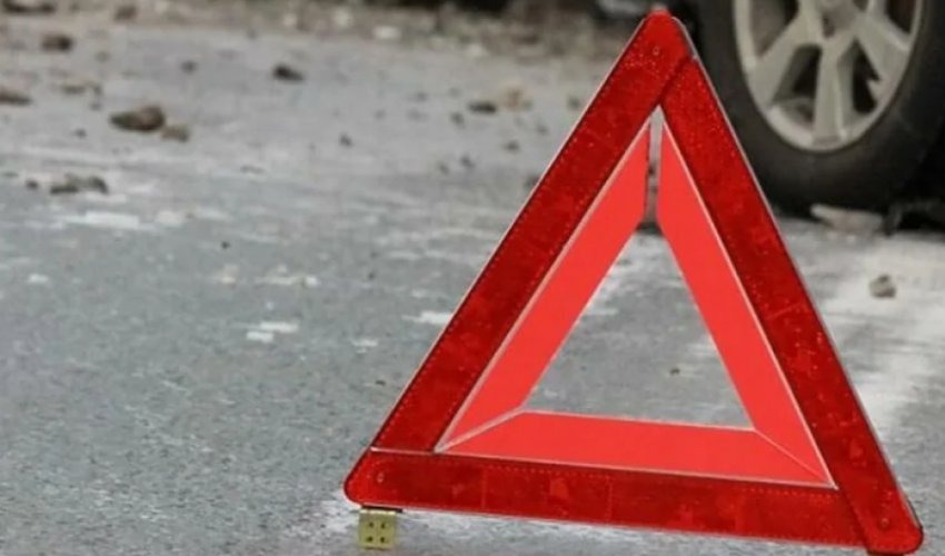 В Баку мопед врезался в стену, водитель погиб