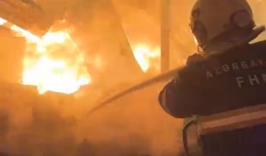В Баку сильный пожар: горит мебельный цех