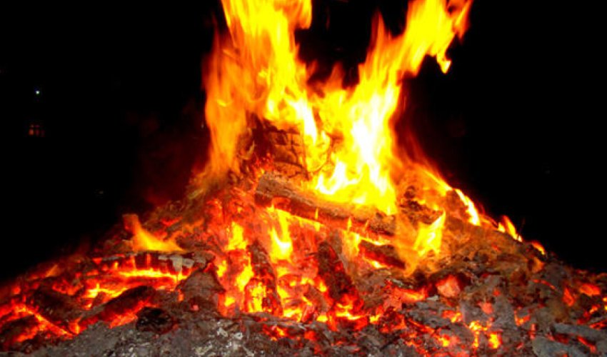 В Азербайджане трое детей получили ожогипри прыжках через костры в преддверии Новруза