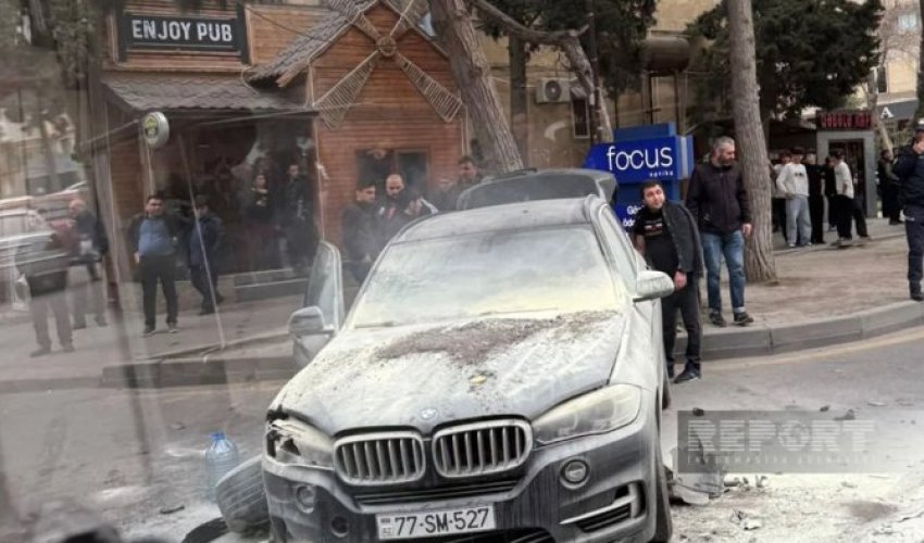 В Баку в результате ДТП сгорел автомобиль