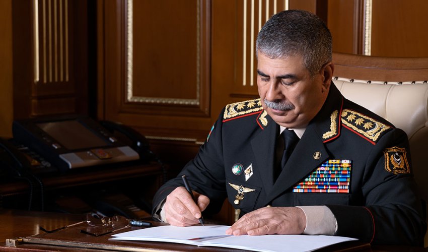 Министр обороны Азербайджана выразил соболезнования Турции и Катару