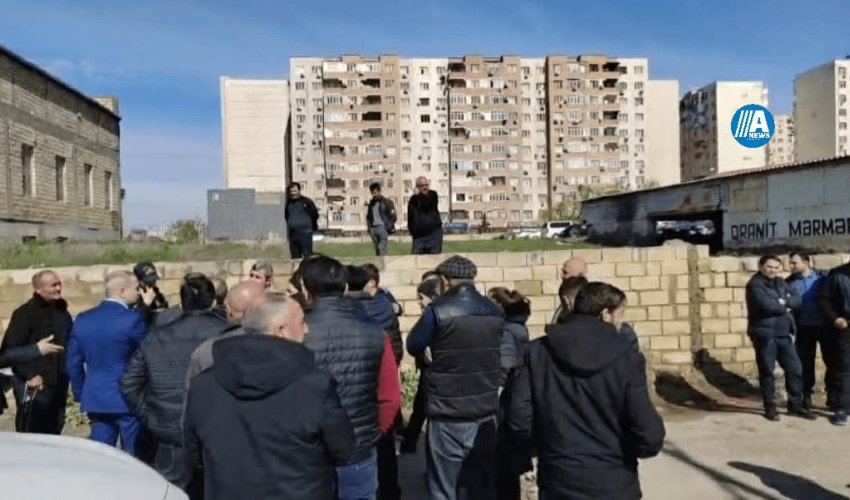 Abşeron Gənclər Şəhəriciyində sakinlər zirzəmilərin su basmasına etiraz edir - Video/Yenilənib