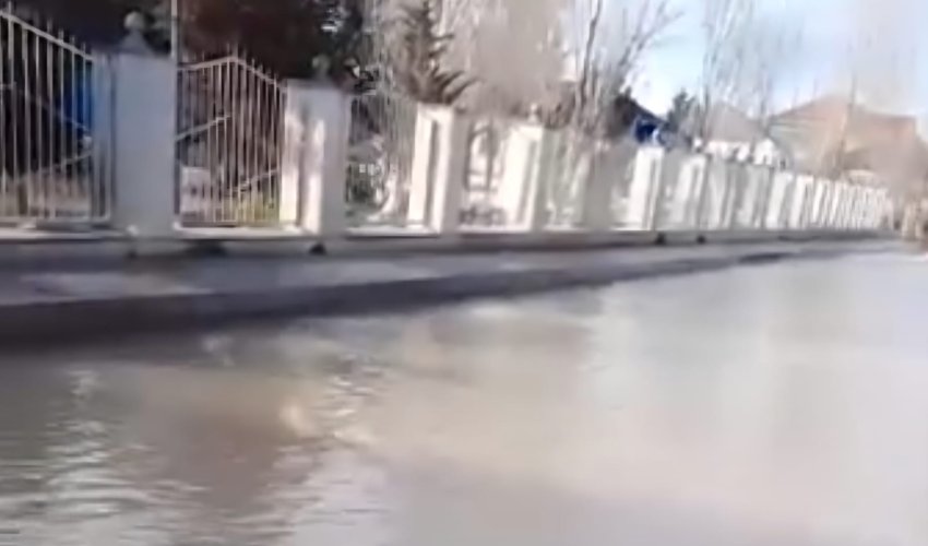 Yağış dayanıb, amma məktəbin ətrafı hələ də suyun içində qalıb - Şikayət/Video